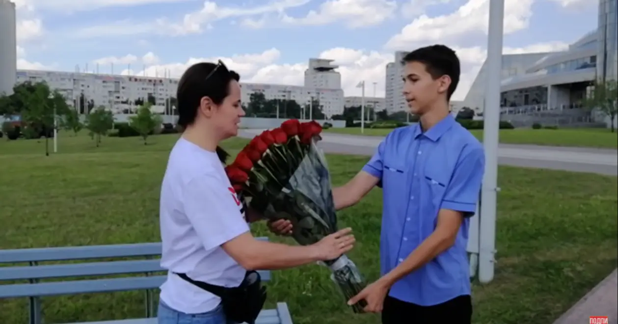 Фанат «Барсы», мощно высказавшийся на линейке в Минске, подарил Тихановской 51 розу. Число неслучайно