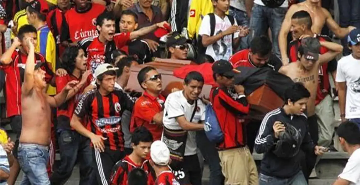 Колумбийские фанаты принесли на матч гроб с телом погибшего товарища