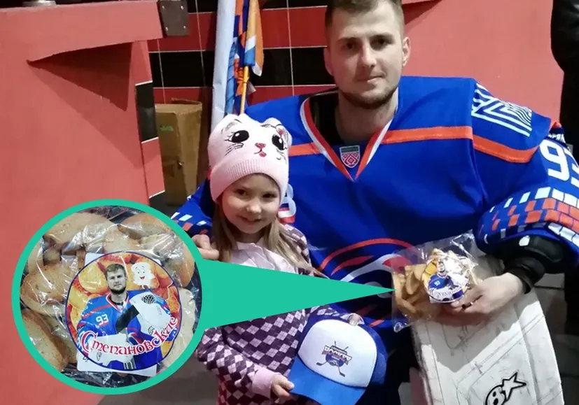 Самый необычный подарок в белорусском хоккее: болельщики подарили вратарю пачку именных сухарей