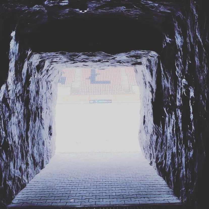 Туннель футбольного клуба из Польши оформили в стиле шахты. Выглядит очень круто!