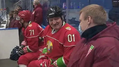 Добровольное заключение Лукашенко – пока в 2 минуты на хоккее. А виноват был, кажется, сын