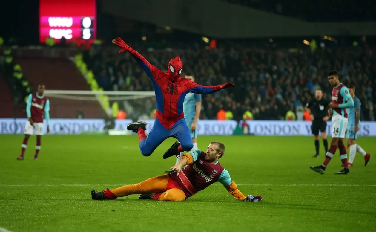 Человек-паук на матче Вест Хэм - Манчестер Сити