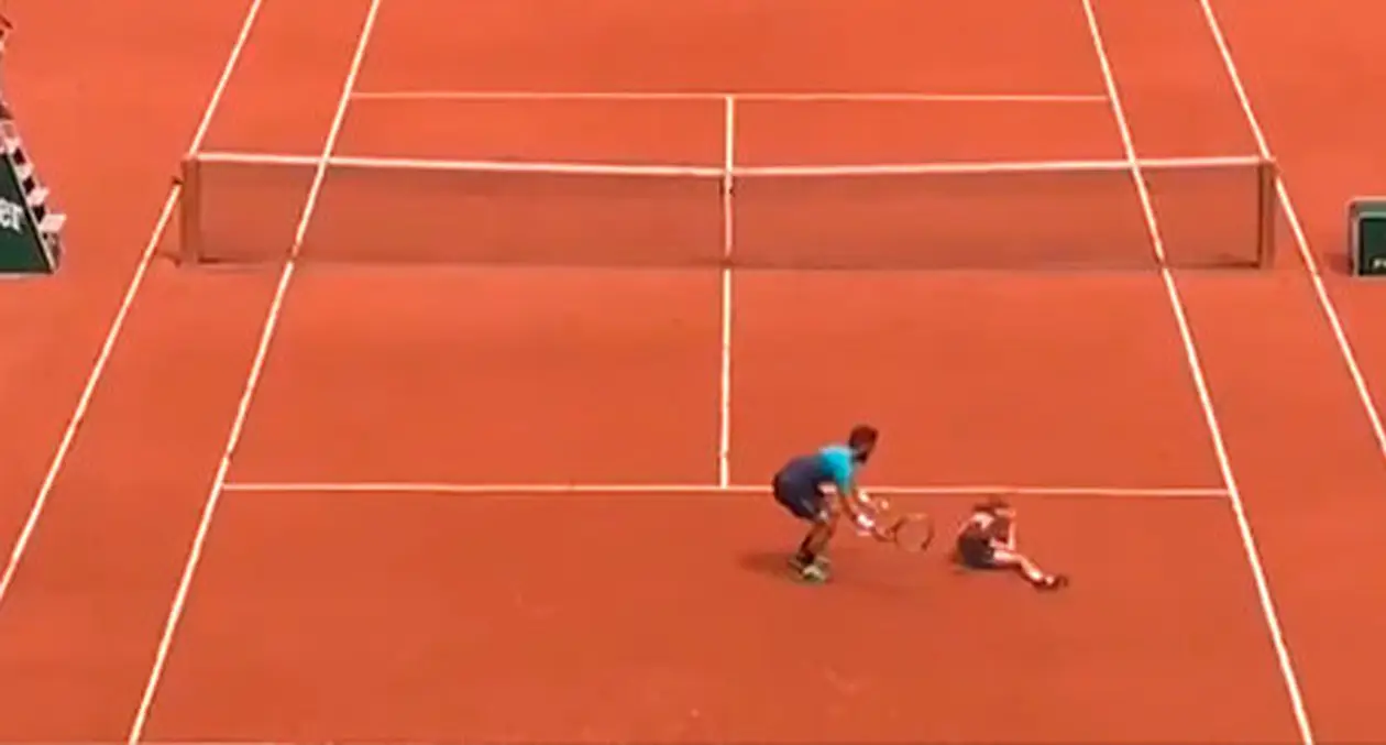 На «Ролан Гаррос» теннисист жестко врезался в болбоя