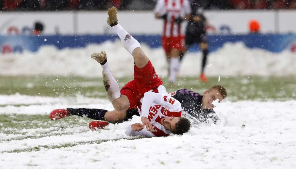 Стадион «Кельна» завалило снегом, но это не помешало им сыграть эпичный матч с «Фрайбургом»