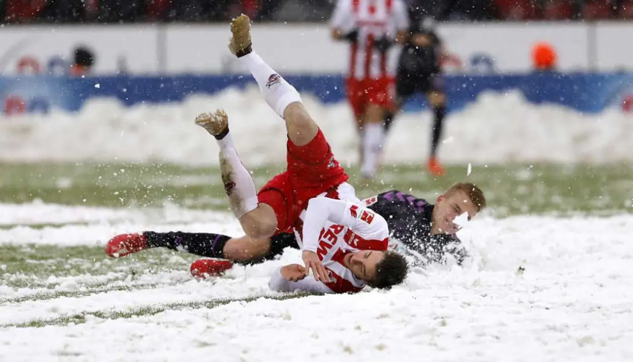 Стадион «Кельна» завалило снегом, но это не помешало им сыграть эпичный матч с «Фрайбургом»