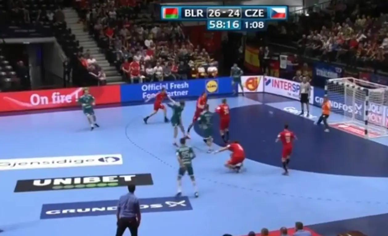 Беларусь сохраняет шансы на плей-офф ЧЕ: обыграли Чехию, экс-игрок БГК промахнулся по пустым воротам