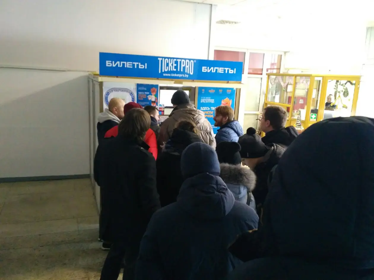 Абонементы БАТЭ скупают ради билетов на «Арсенал». Но ажиотажа у касс все равно нет