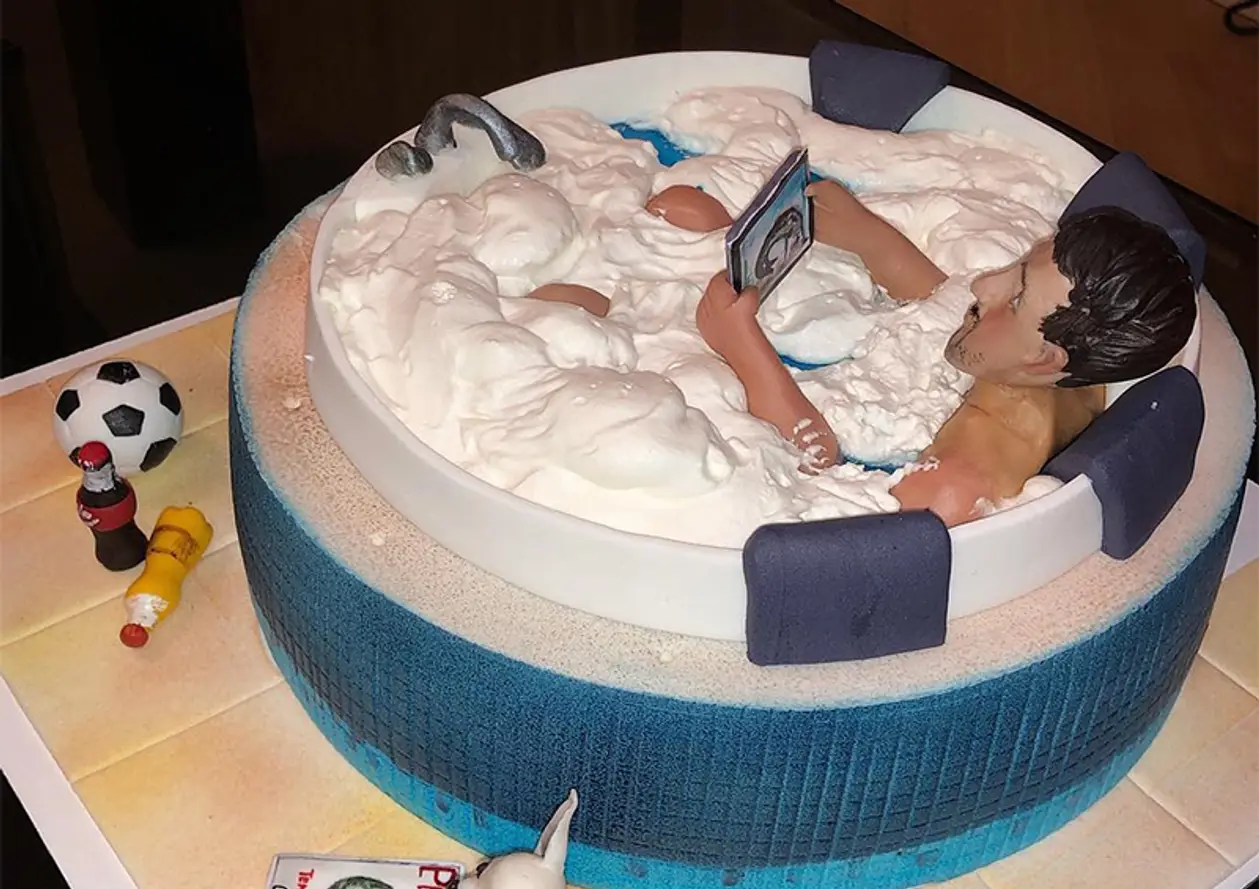 Креативный подарок на День рождения от жены Вячеслава Глеба — торт в виде мужа и песня