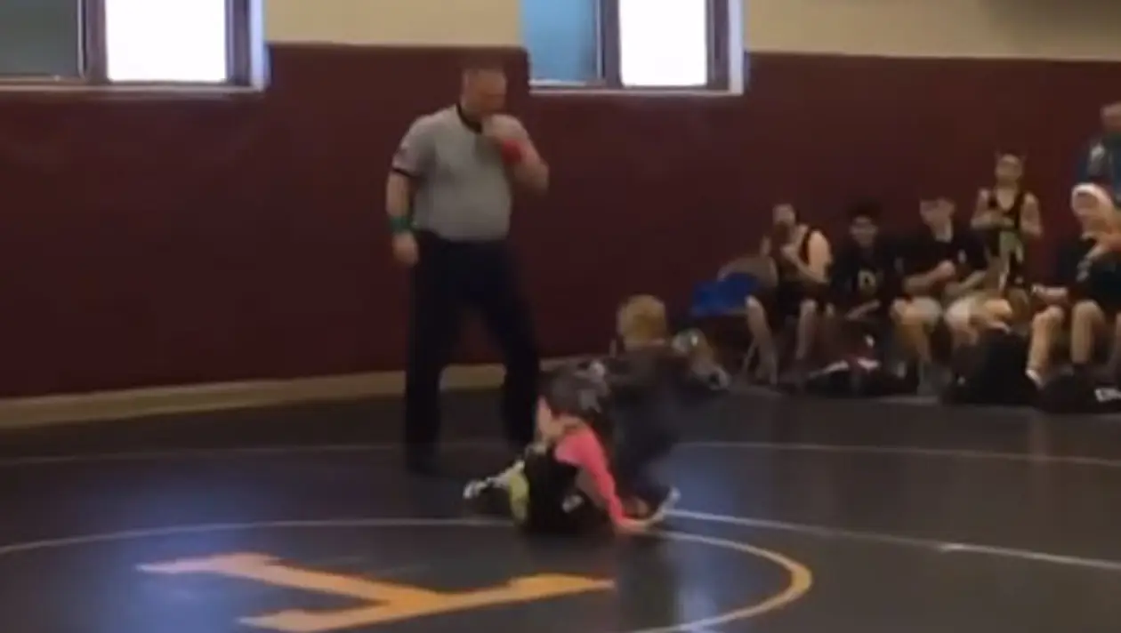 Двухлетний мальчик заступился за сестру на соревнованиях по борьбе. Он думал, что ее избивают