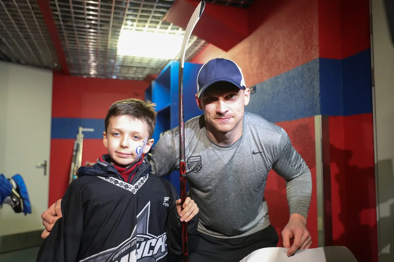 Мальчик расплакался из-за того, что сборная Беларуси проиграла – его отыскал хоккеист и подарил клюшку