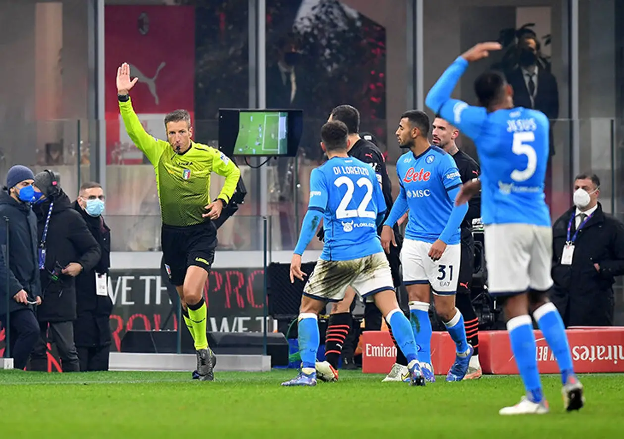 🔎 ВАР-споры в Италии: гол «Милана» отменили из-за офсайда Жиру. Оливье в этот момент лежал на газоне под защитником «Наполи»