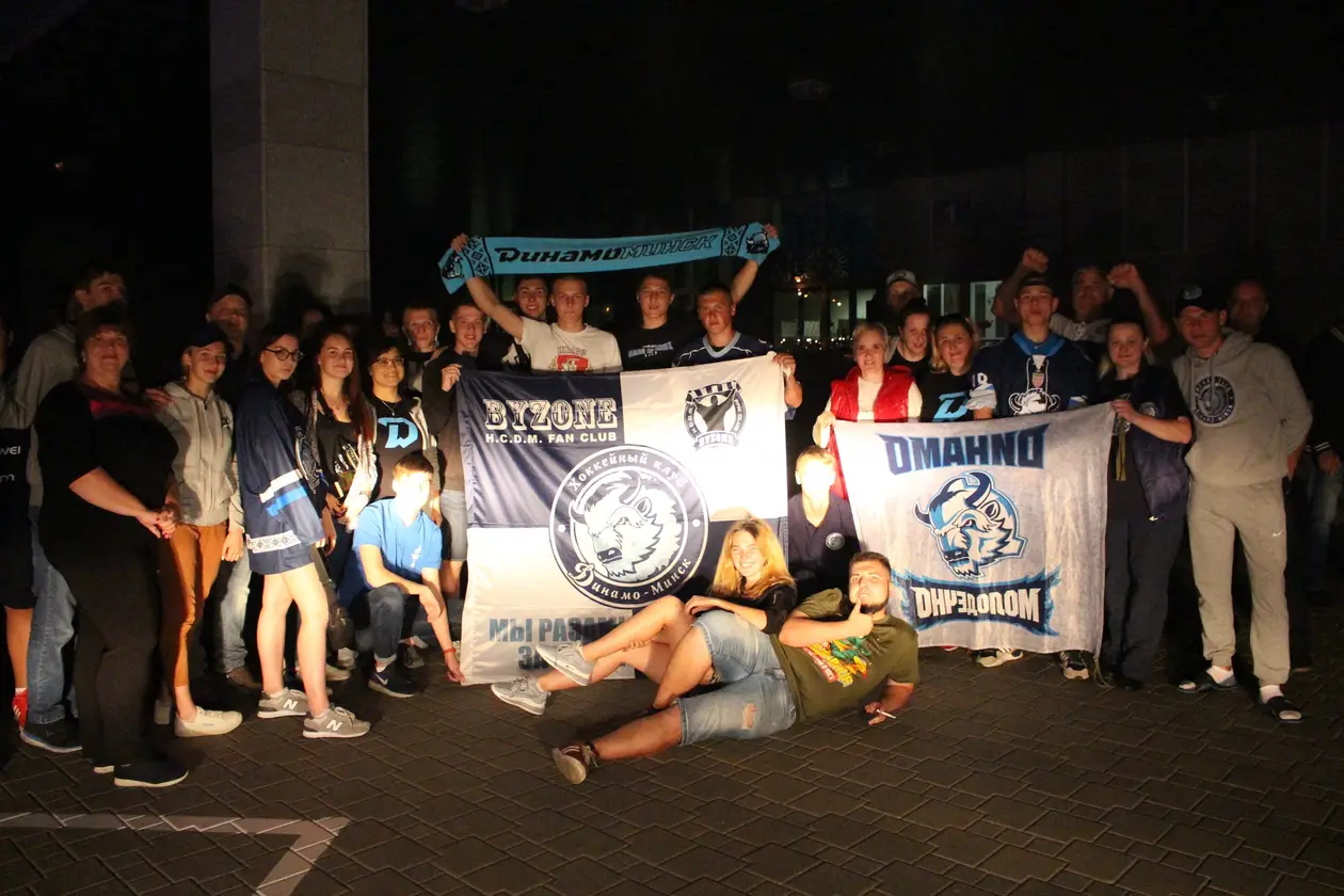 Фанаты минского «Динамо» съездили в Москву, увидели выездную победу над «Спартаком» и услышали похвалу от хоккеистов