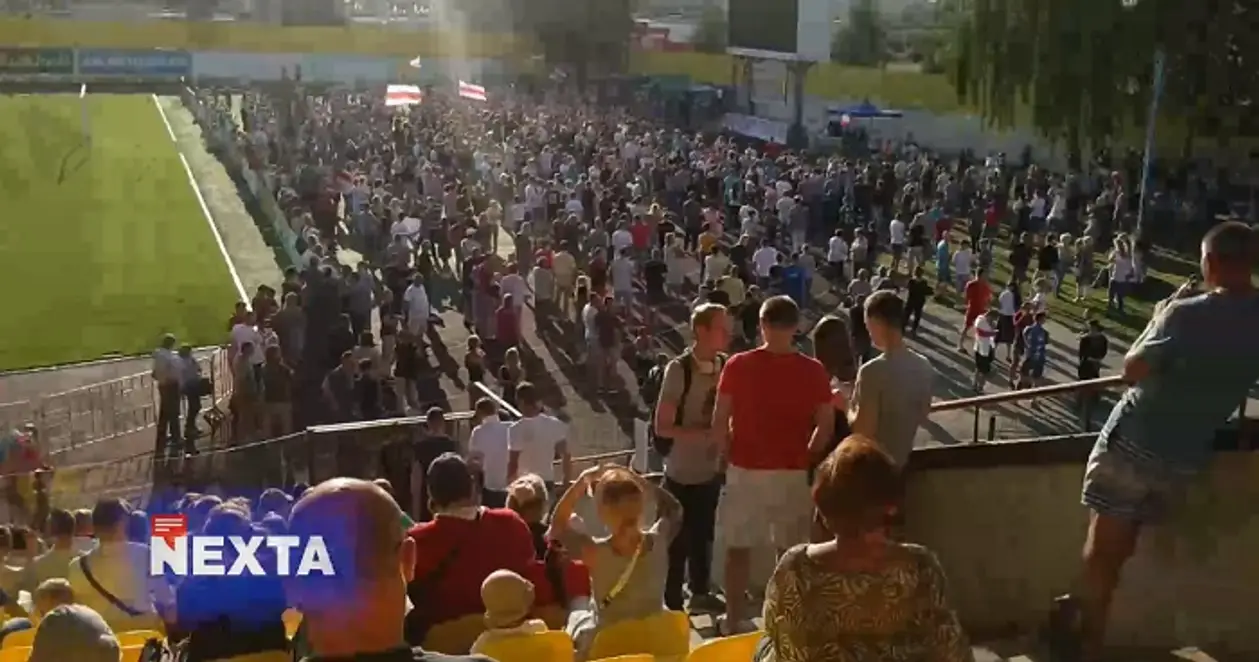 Митинг за Тихановскую в Солигорске прошел на стадионе «Шахтера». Футбол о такой посещаемости лишь мечтает