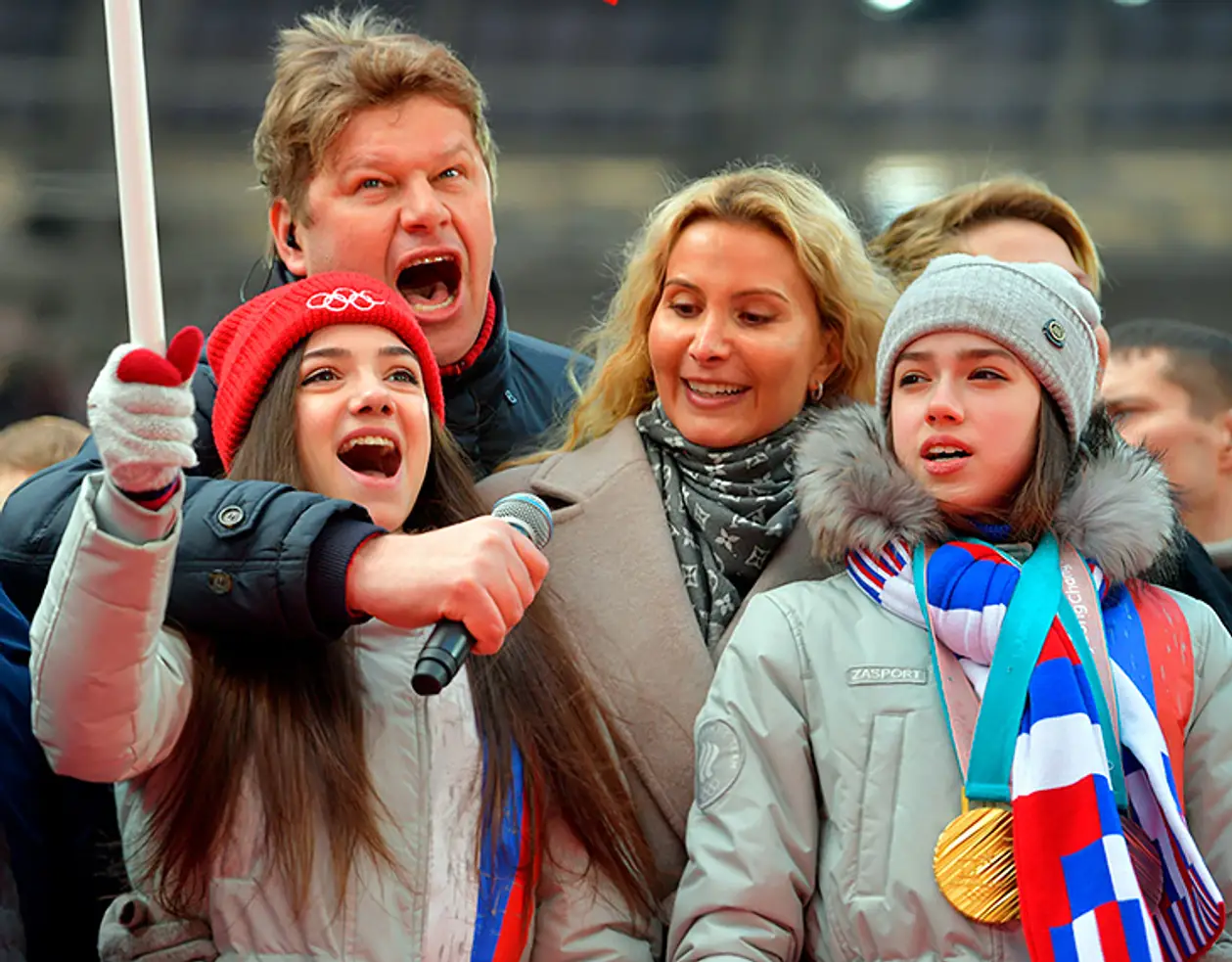 Российские олимпийцы пришли на митинг за Путина. И спели с ним гимн