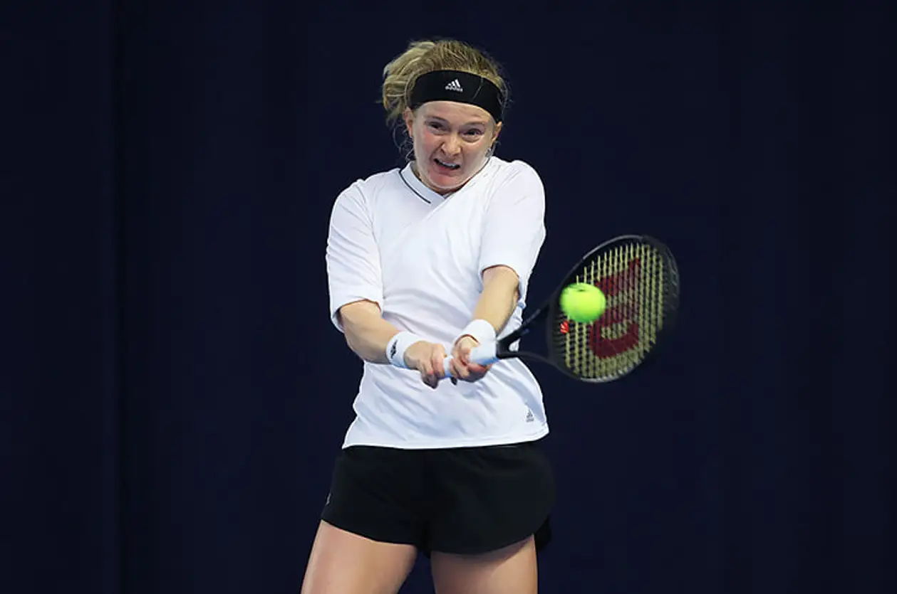 Теннисистка без 5 пальцев пробилась на Australian Open. К 20 она перенесла десятки операций и стала профи назло врачу