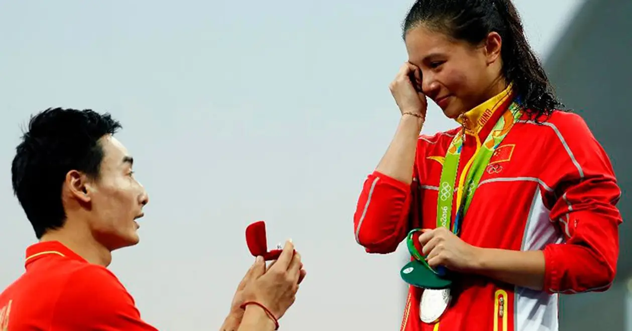 Милота дня. Китайский олимпиец сделал предложение коллеге по сборной во время церемонии награждения