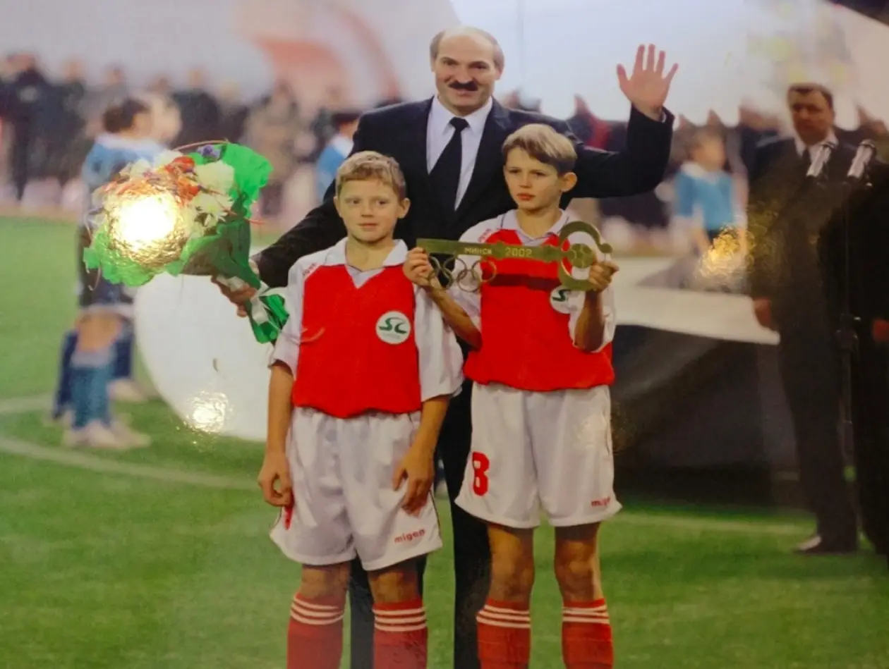 В 2002-м Лукашенко с мальчиком открывали футбольный манеж. Прошло 16 лет – и они же открыли стадион «Динамо»