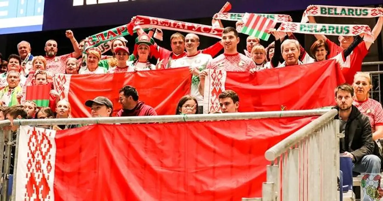 Белорусские гандболисты и фанаты – это любовь. Вот как они вместе сражаются на Евро ❤️