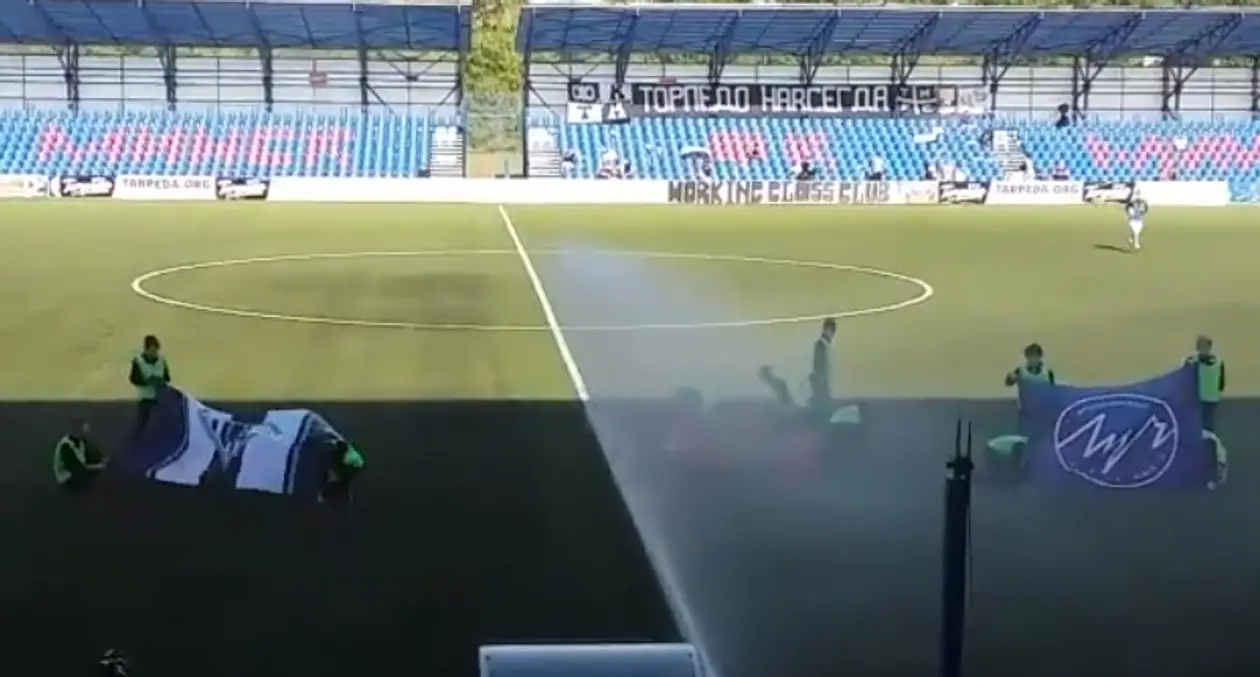 Перед матчем чемпионата Беларуси система полива газона атаковала детей