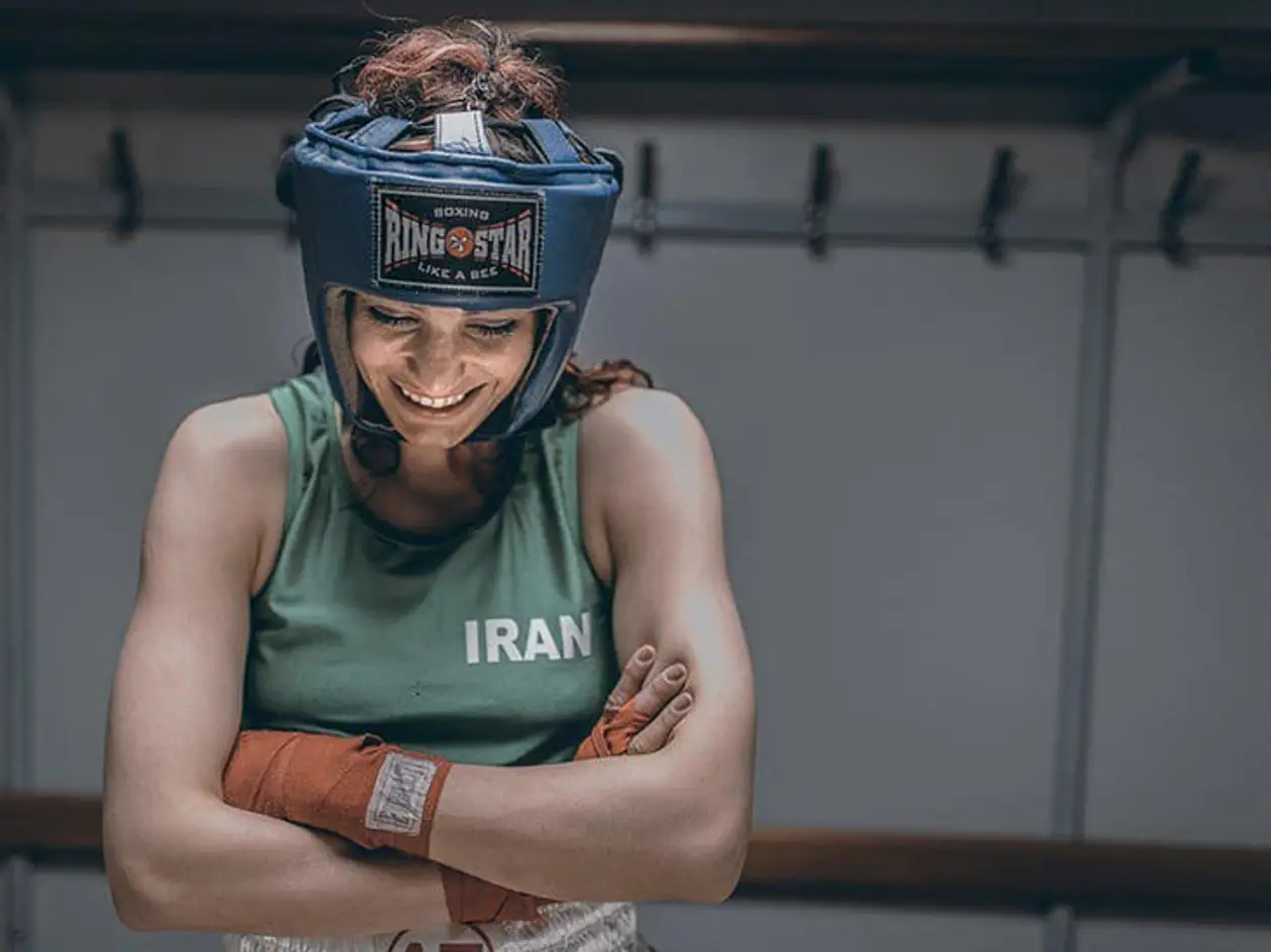 Девушка-боксер из Ирана вышла на бой без хиджаба. Дома ее ждет тюрьма