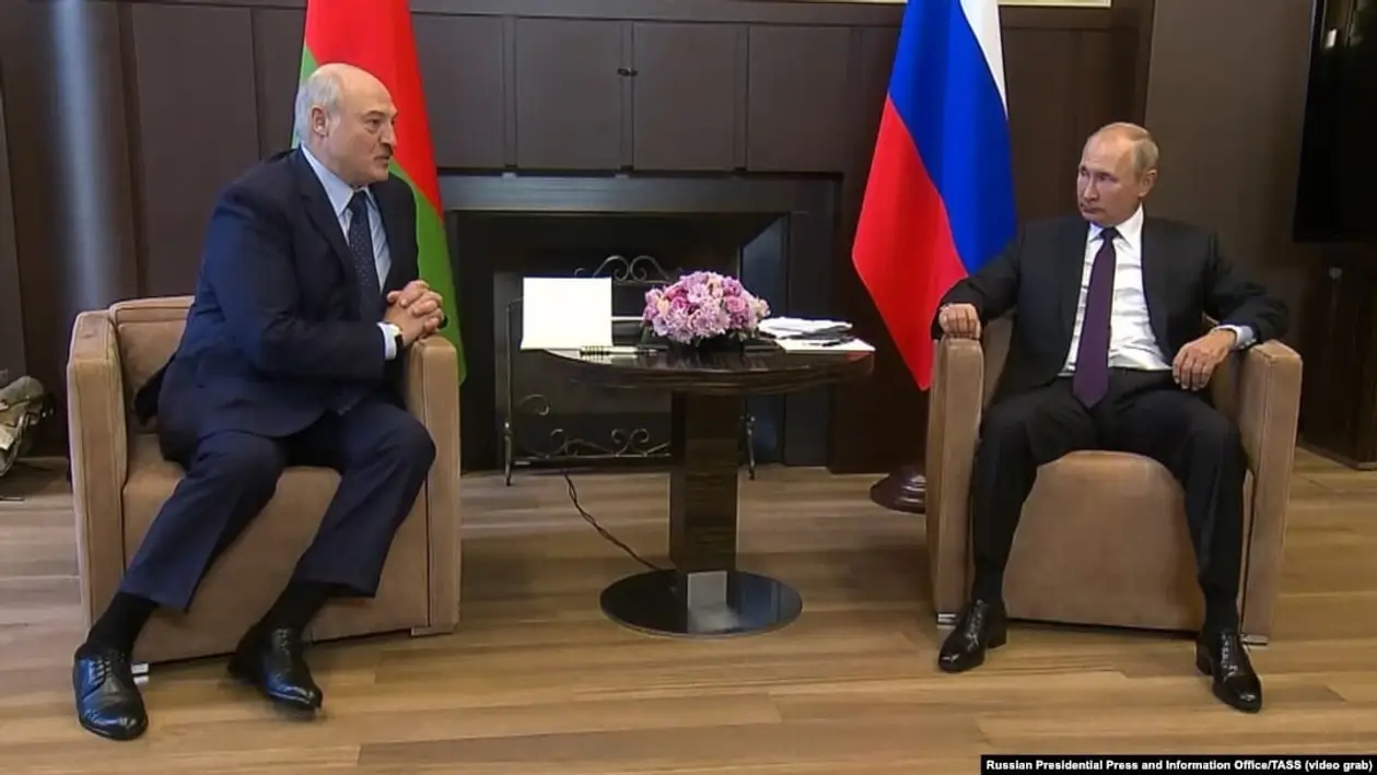 Лукашенко говорит, что свободные спортсмены ползают за границей на коленях, выпрашивая копейки. Сам он чем-то похожим занимается вот уже 26 лет