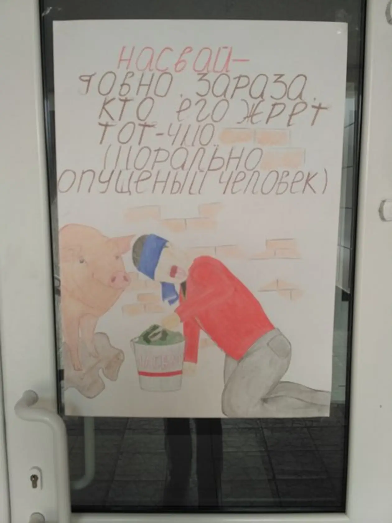 Брутальный плакат встречает участников чемпионата Беларуси по кикбоксингу в спецназовском спортзале