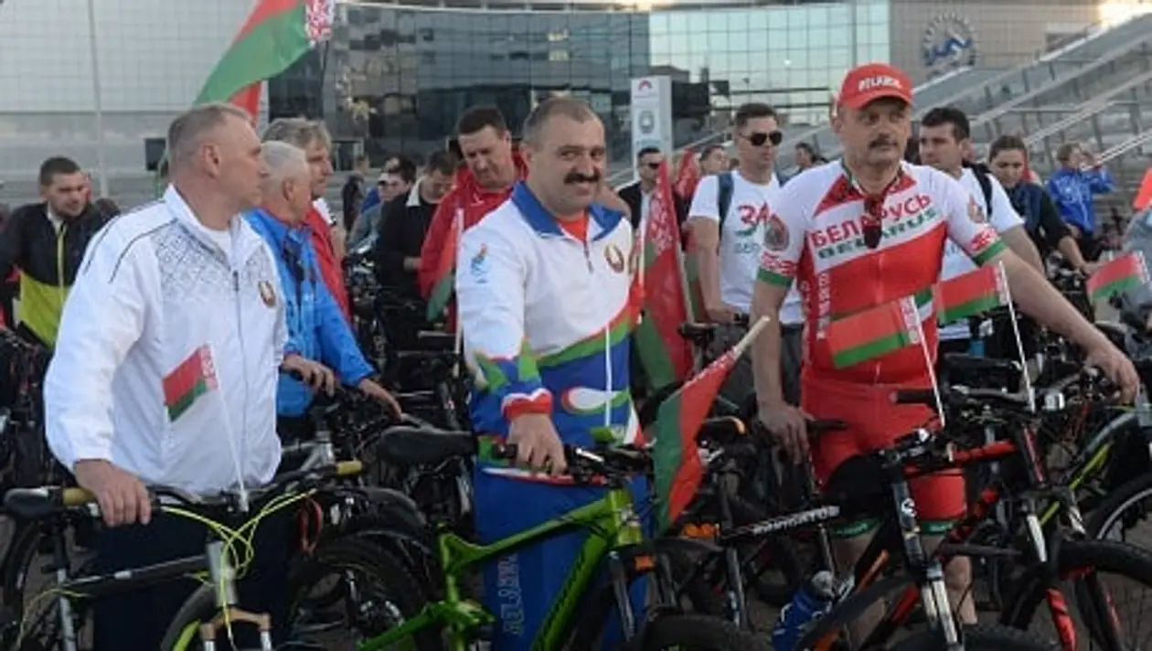Велопробег и митинг за Лукашенко от спорта вышли скромными: мало людей, еще меньше атлетов и парашютист с флагом как хэдлайнер