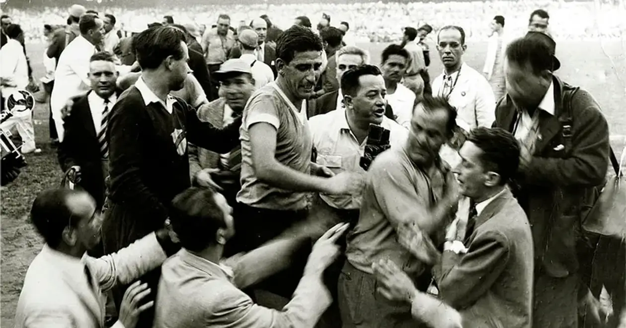 ЧС-1950 – галоўная трагедыя бразільскага футбола. Пасля паразы на «Маракане» гульцоў масава выгналі са зборнай, фанаты канчалі жыццё самагубствам