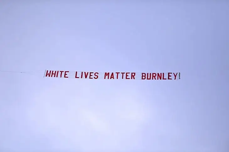 Фаны «Бернли» запустили баннер «Жизни белых важны». В 2001-м в городе громили азиатов, а болельщиков клуба постоянно обвиняют в расизме