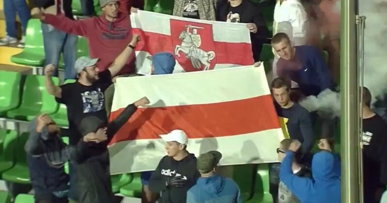 Белорусские фаны проявили себя лучше сборной: бело-красно-белые флаги и дым решают