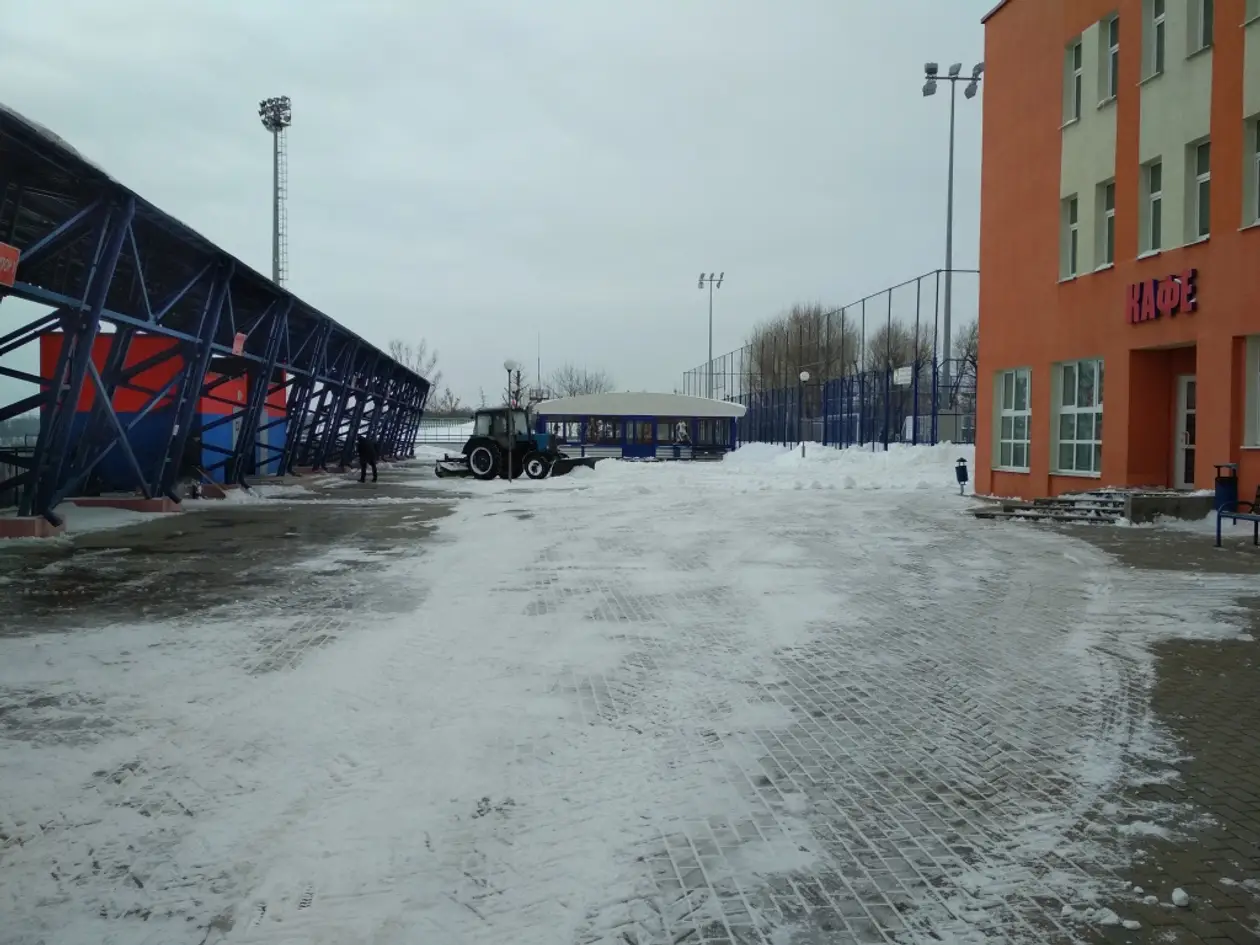 «Надо вывезти еще почти 500 тонн снега». Как стадион «Минска» пережил лютые снегопады и готовится к Суперкубку