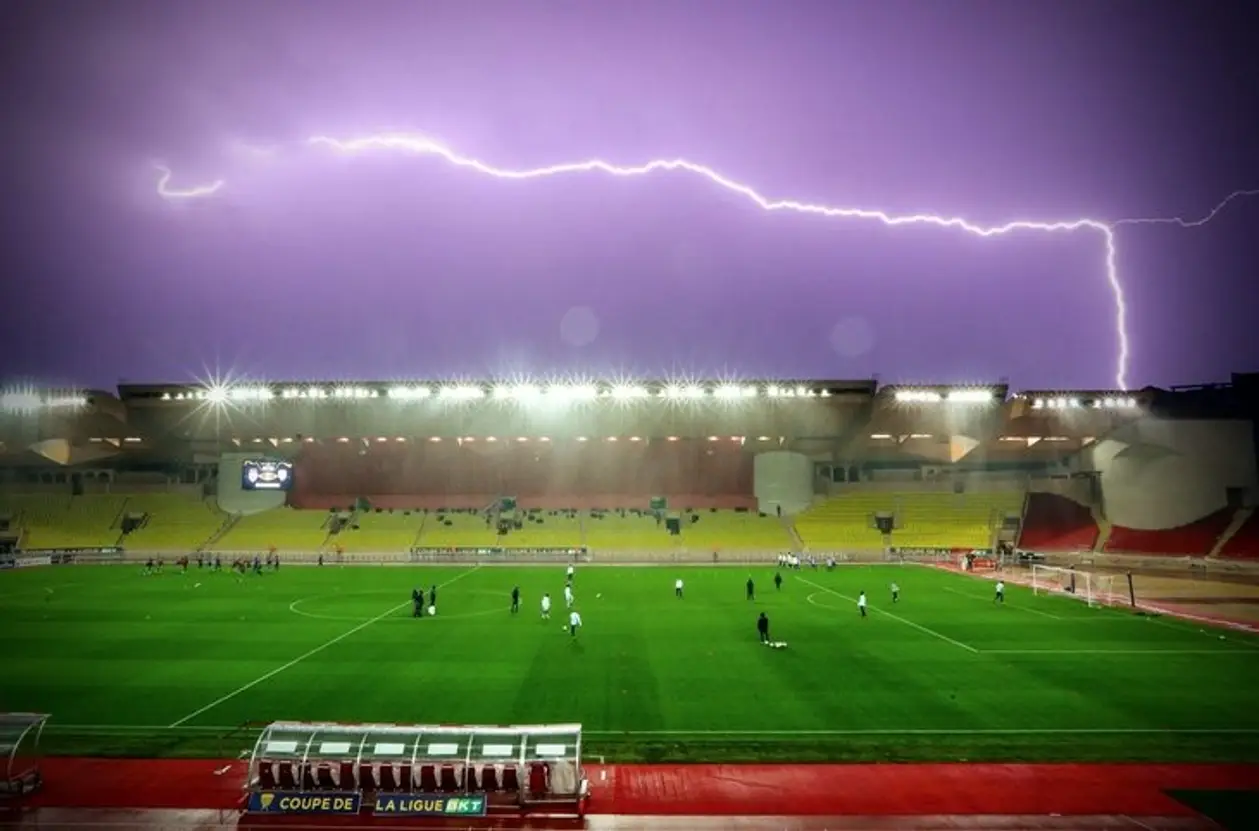 Фото дня. Пугающая молния во все небо над стадионом «Монако»