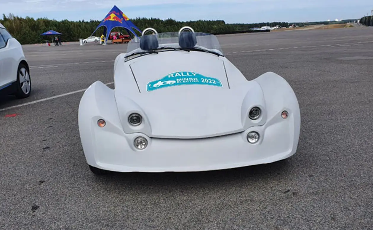 Академия наук Лукашенко показала свой спорткар (да еще электро!) – похоже, это самый брутальный авто в своем классе