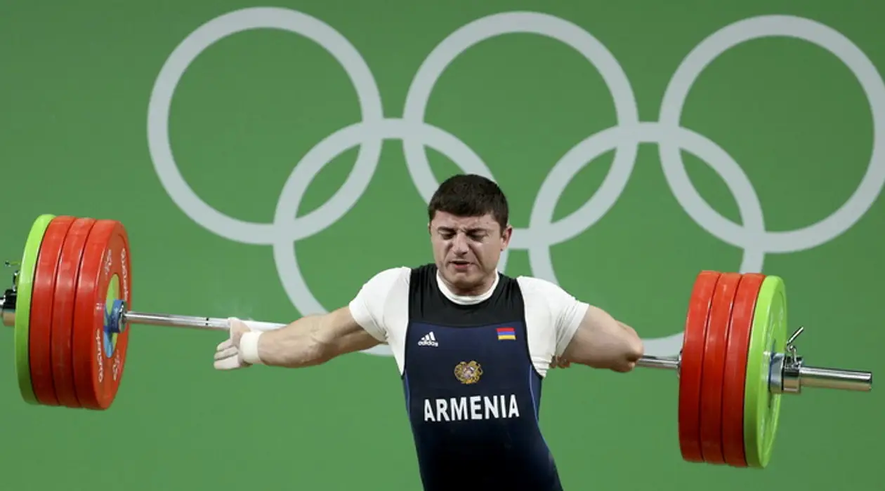 Жуть дня. Армянский тяжелоатлет вывернул локоть в обратную сторону