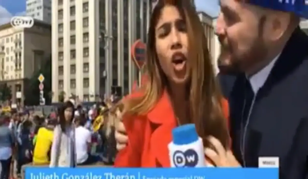 Российский фанат схватил колумбийскую журналистку за грудь и поцеловал в прямом эфире