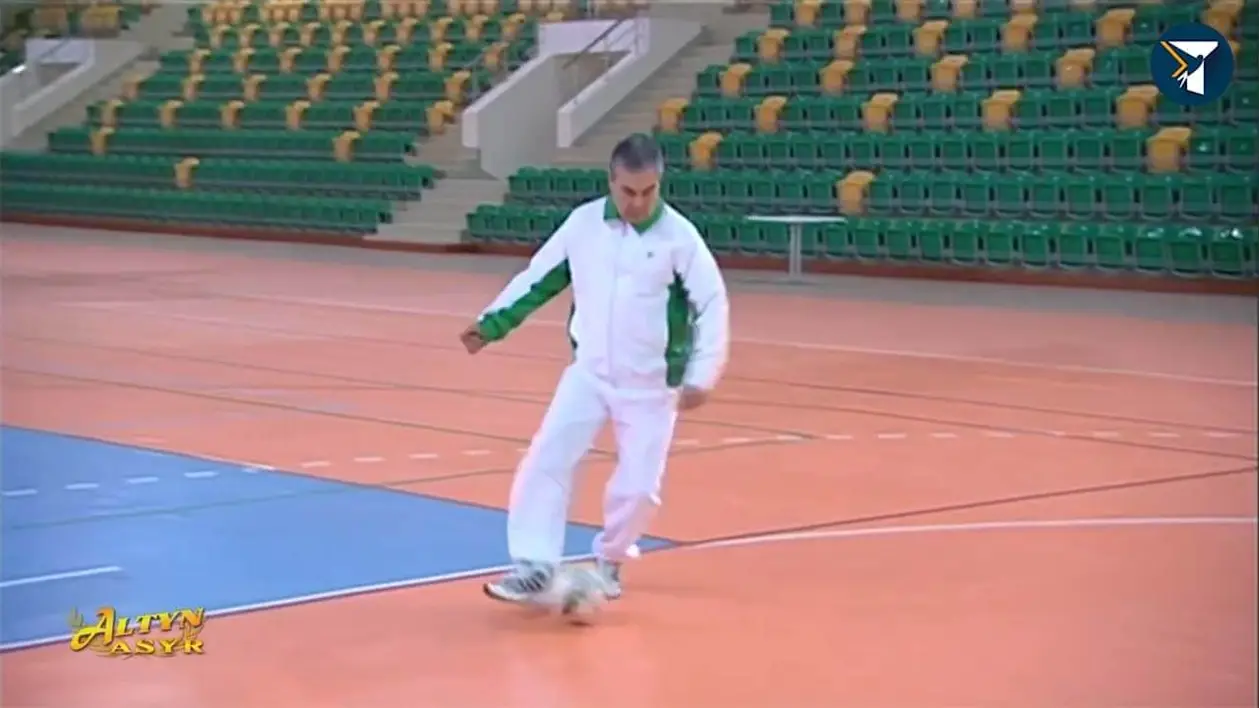 Президент Туркменистана сыграл в мини-футбол со своими министрами. Хуже этого может быть только хоккей Лукашенко