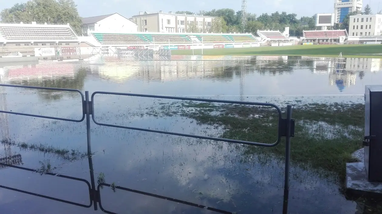 Стадион, на который в понедельник приедет Марадона, затопило