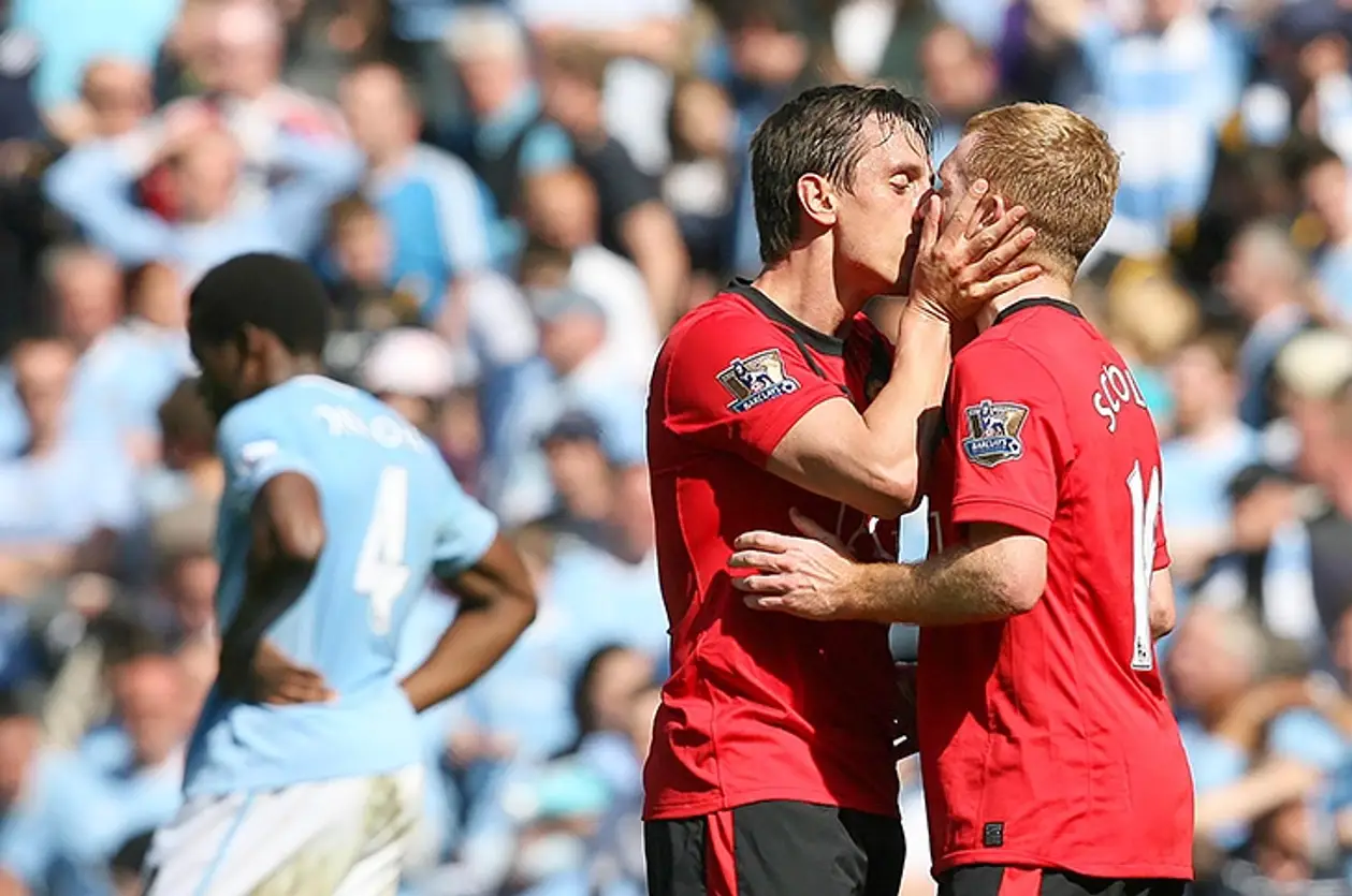 В 2010-м Невилл поцеловал Скоулза после гола в ворота «Сити». Он сходит с ума во время дерби