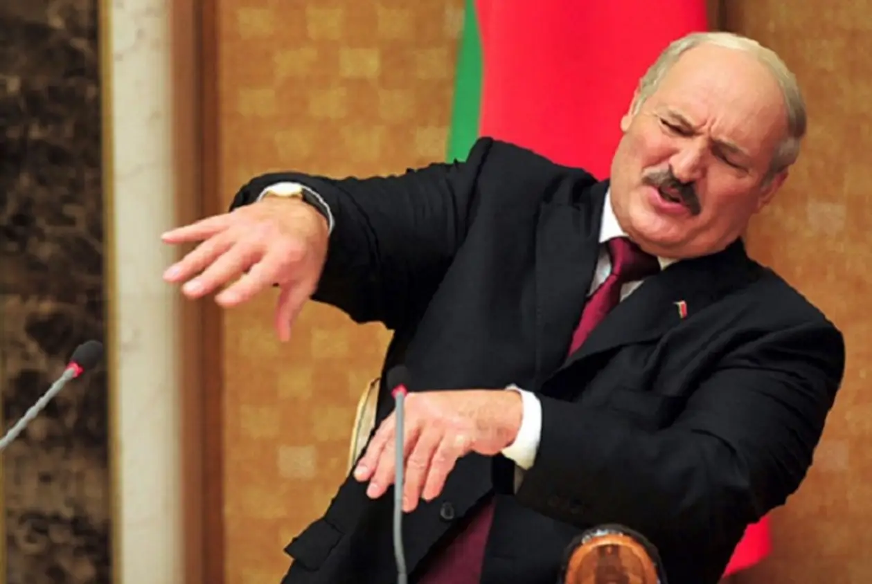 На таких поверхностях президенту еще не доводилось оставлять автографы. Лукашенко застали врасплох во время автограф-сессии