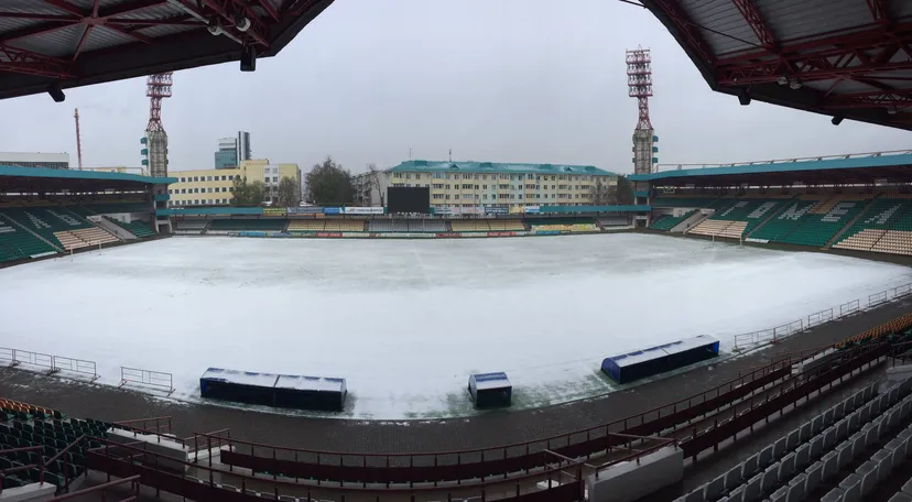 Первый снег накрыл белорусские стадионы