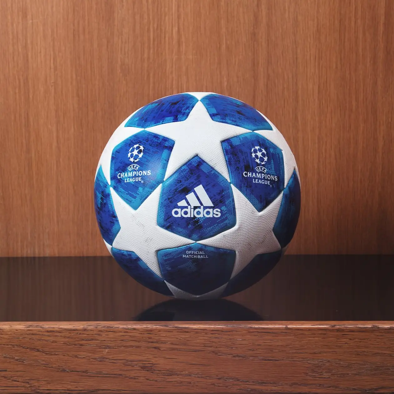 Мяч Лиги чемпионов впервые стал синим. Нравится? 
