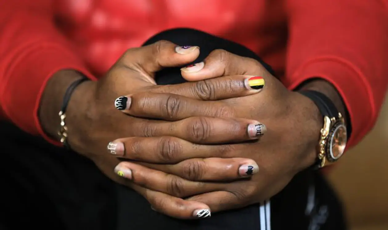 Батшуайи нарисовал на ногтях флаг Бельгии, знак Бэтмена, смайлик и много чего еще. Маникюр вместо тату!