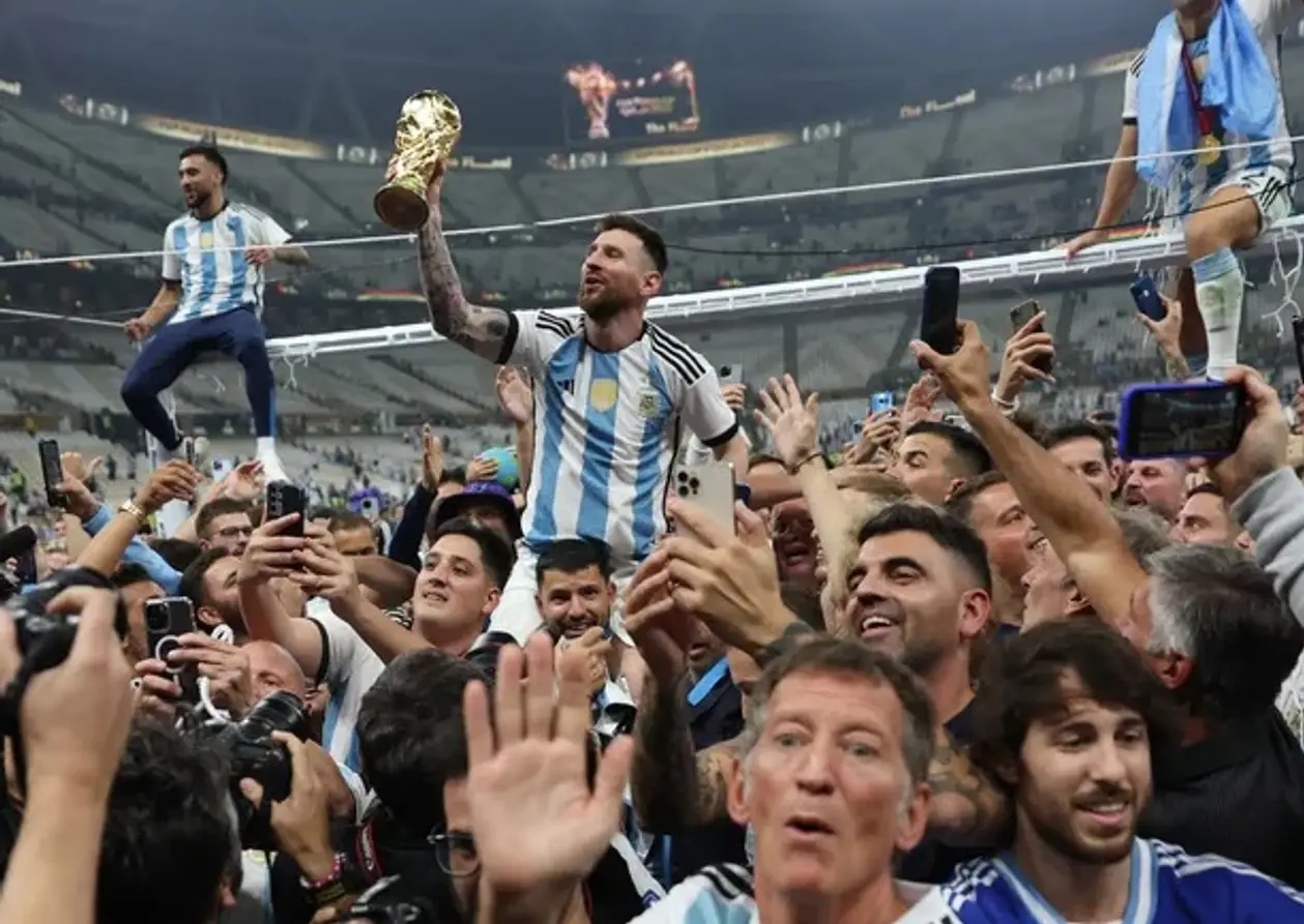 Уся Аргенціна святкуе перамогу: Месі на плячах Агуэра ў натоўпе фанатаў і вар'яцтва ў Буэнас-Айрэсе