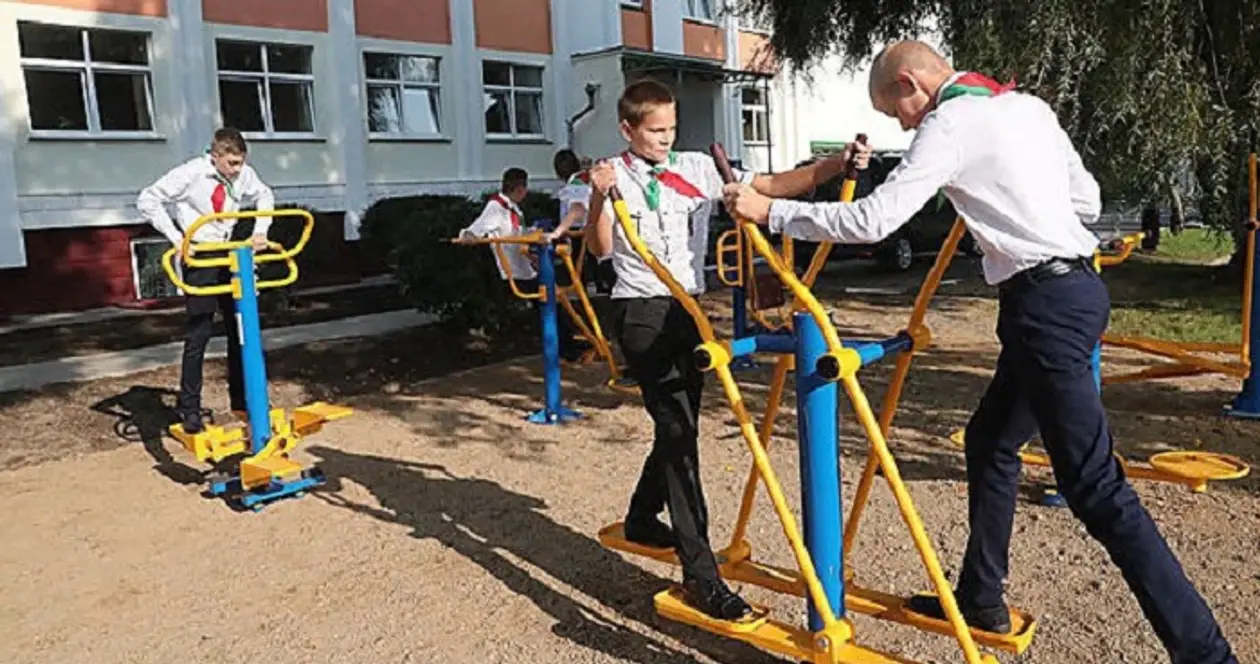 Лукашенко подарил Александрийской школе комплекс спортивных тренажеров