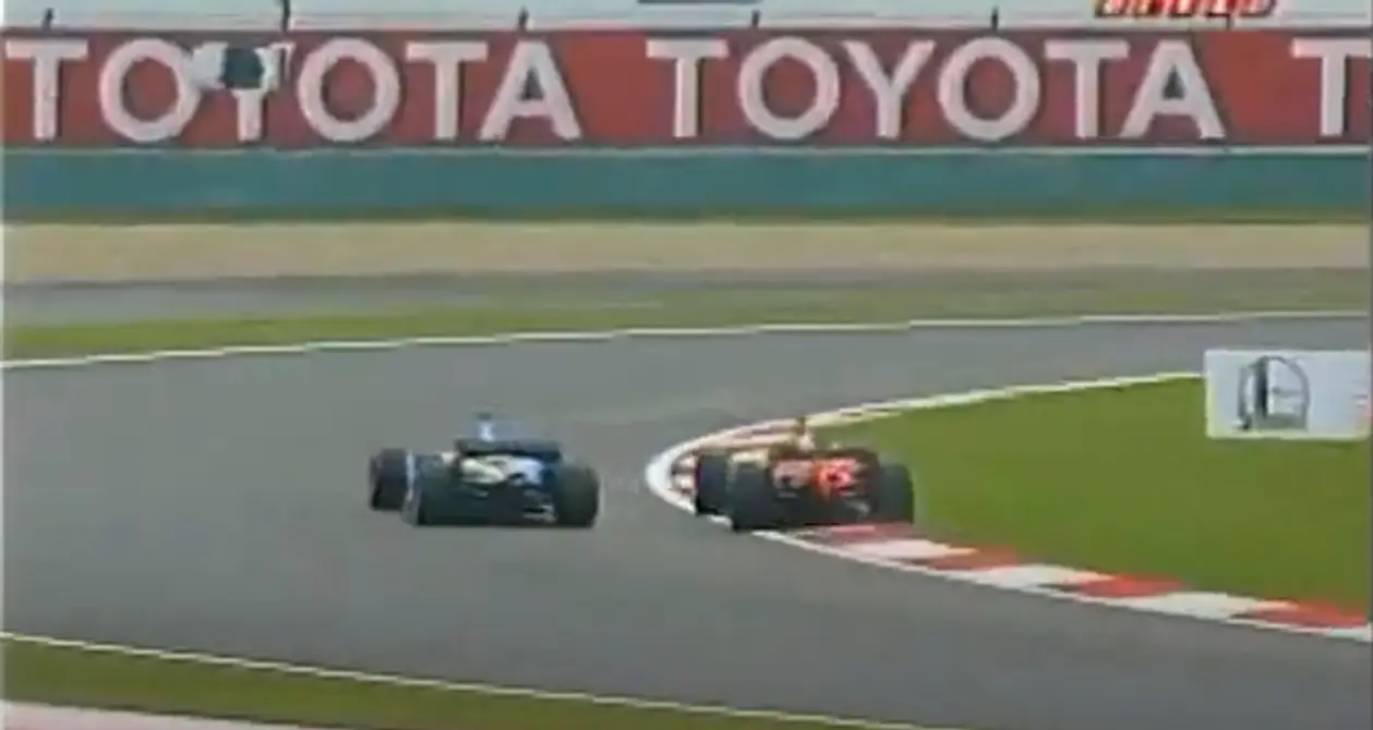 Последний победный обгон Михаэля Шумахера в «Формуле-1» – очень рискованный: с двумя колесами на траве в повороте