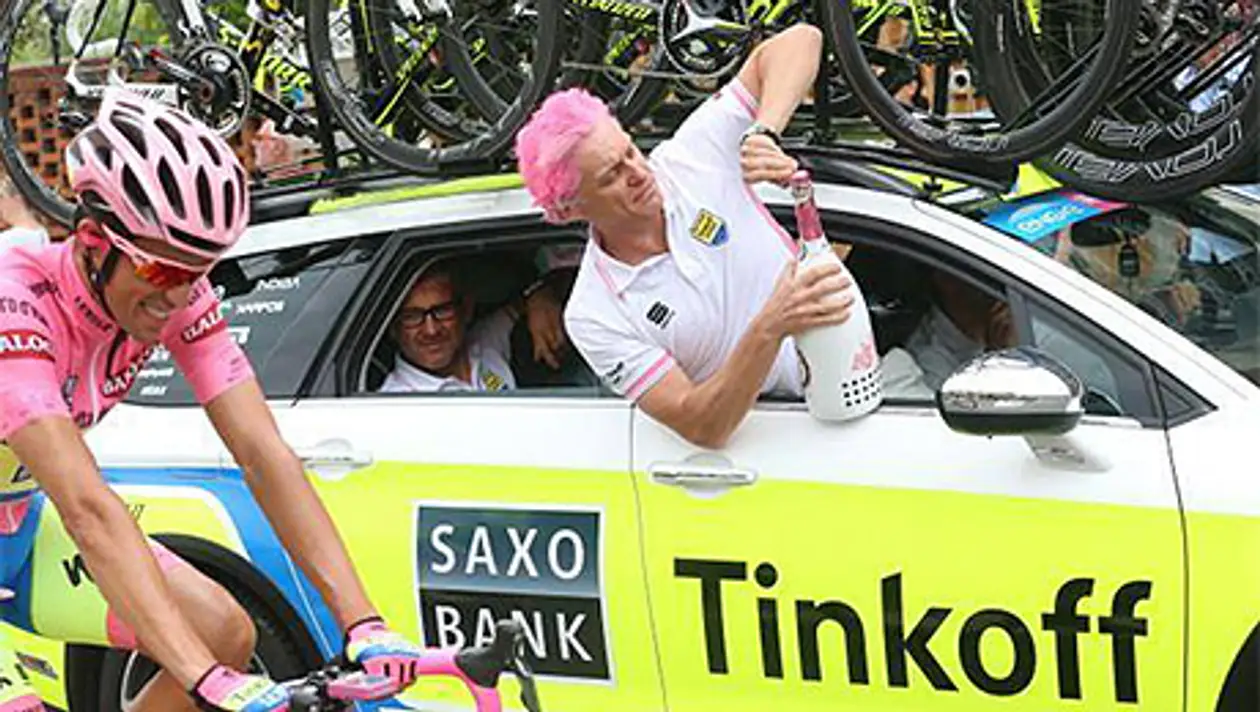 Розовое настроение. Тиньков и его команда празднуют победу на «Джиро»
