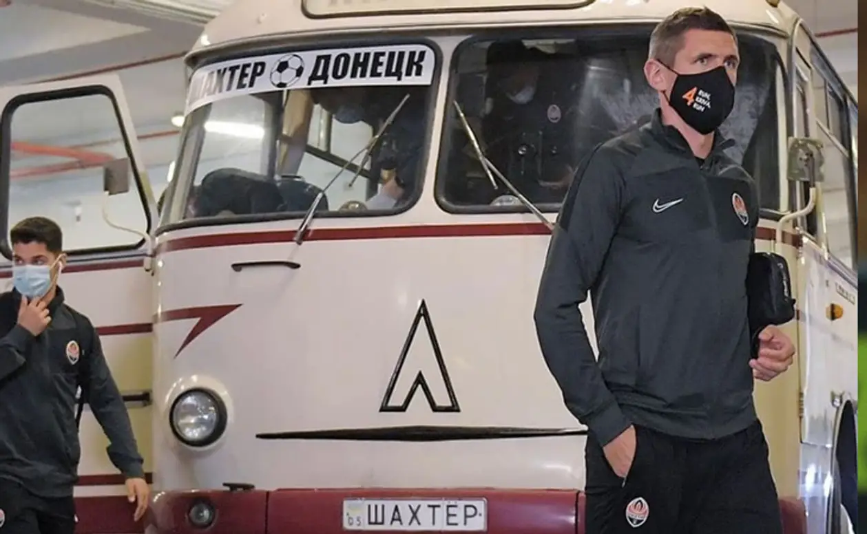 Донецкий «Шахтер» приехал на матч на ретро-автобусе в честь 85-летия клуба. Кажется, идею подсмотрели у команды из нашего Д2 (но это не точно)