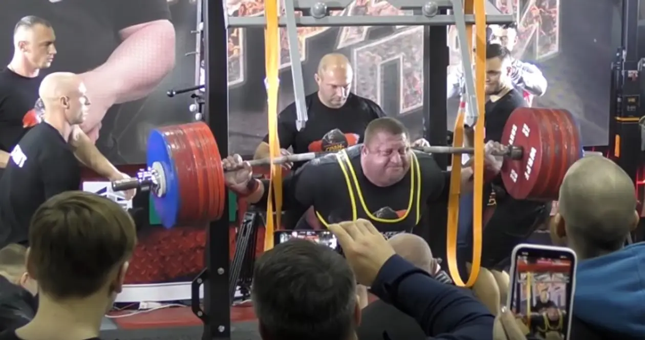 В Минске спортсмен выдержал штангу в 525 кг ради мирового рекорда. Мощь