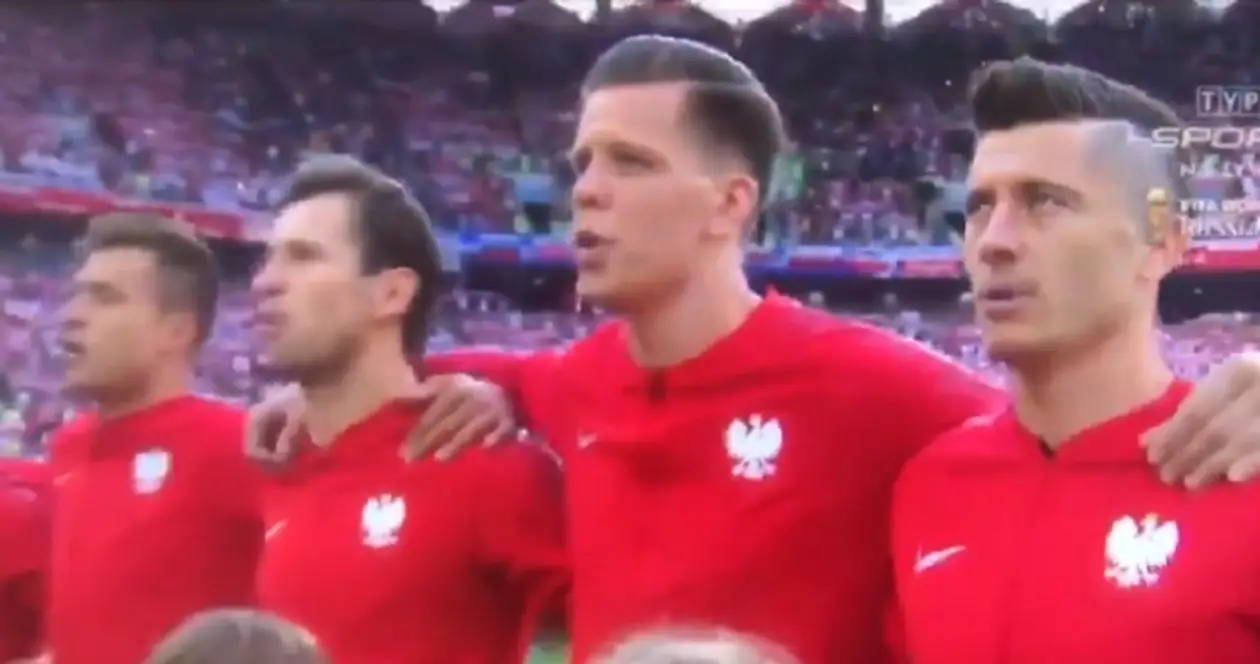 Польские футболисты и фанаты поют гимн страны. До мурашек