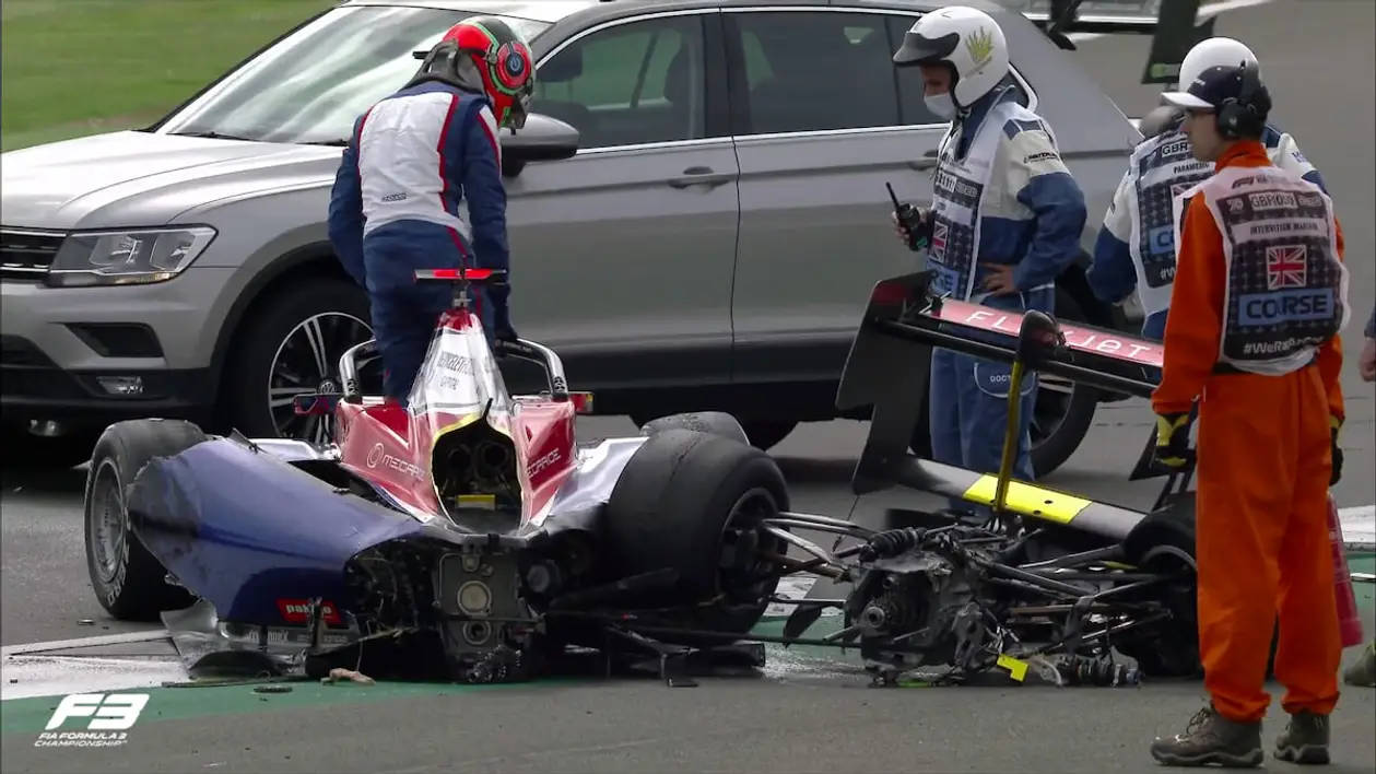 В «Формуле-3» болид разрезало надвое в мощной аварии! Задние колеса, подвеска и коробка передач повисли на маленьком кабеле